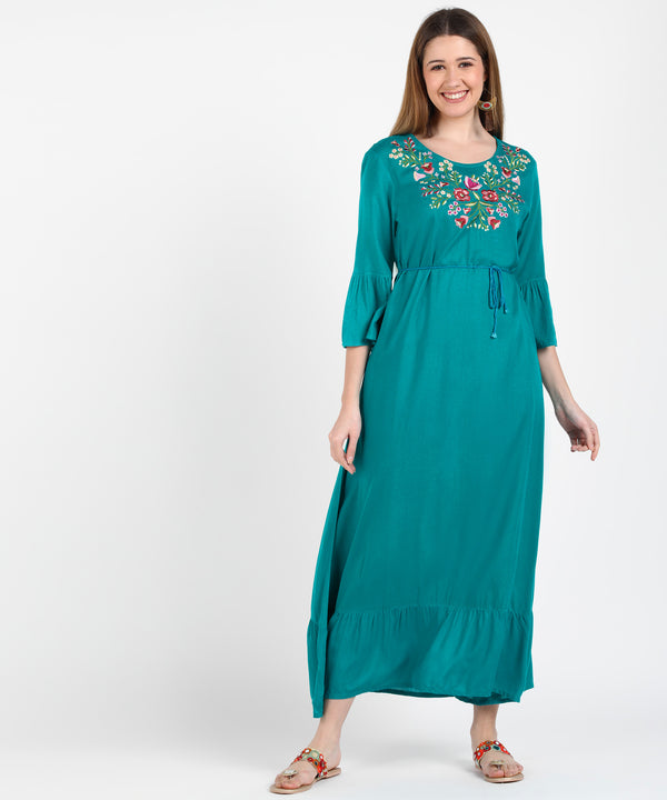 Graceful Charm: Women’s Embroidered Knee-Length Kurti