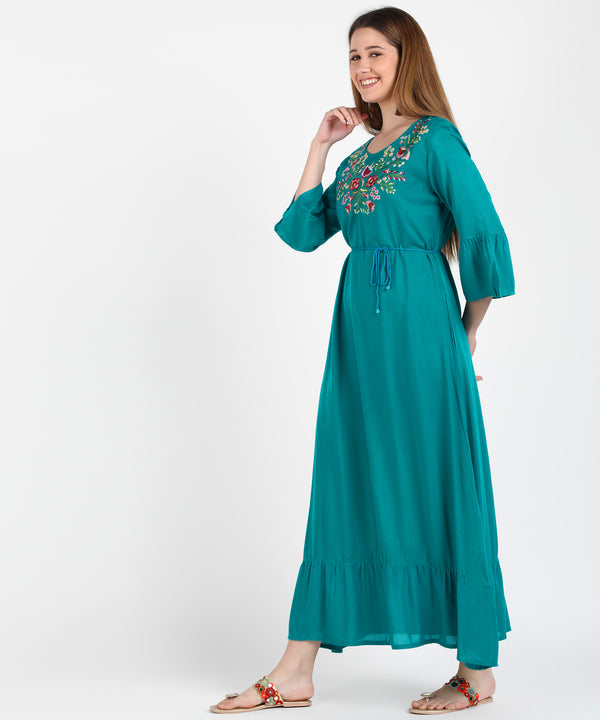 Graceful Charm: Women’s Embroidered Knee-Length Kurti